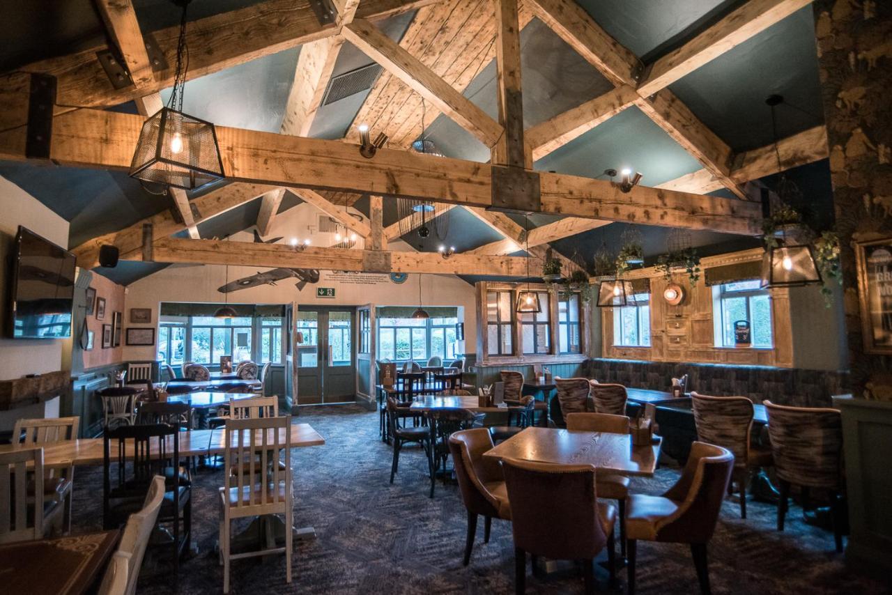 Cat & Lion Country Pub And Hotel Warrington Extérieur photo