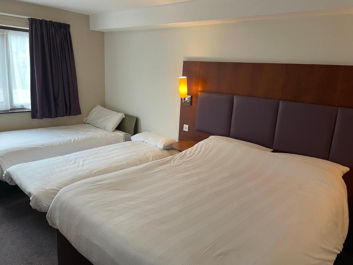 Cat & Lion Country Pub And Hotel Warrington Extérieur photo