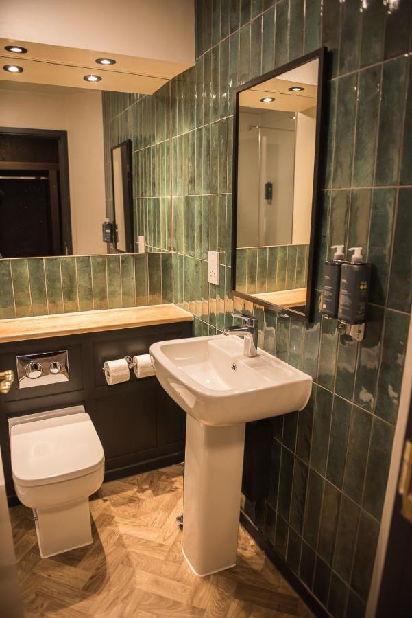 Cat & Lion Country Pub And Hotel Warrington Extérieur photo