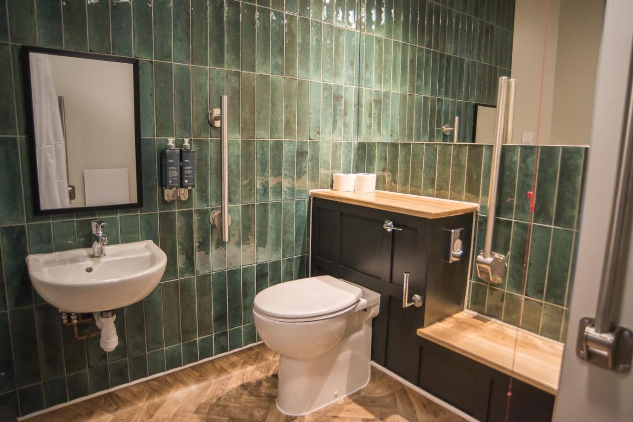 Cat & Lion Country Pub And Hotel Warrington Extérieur photo