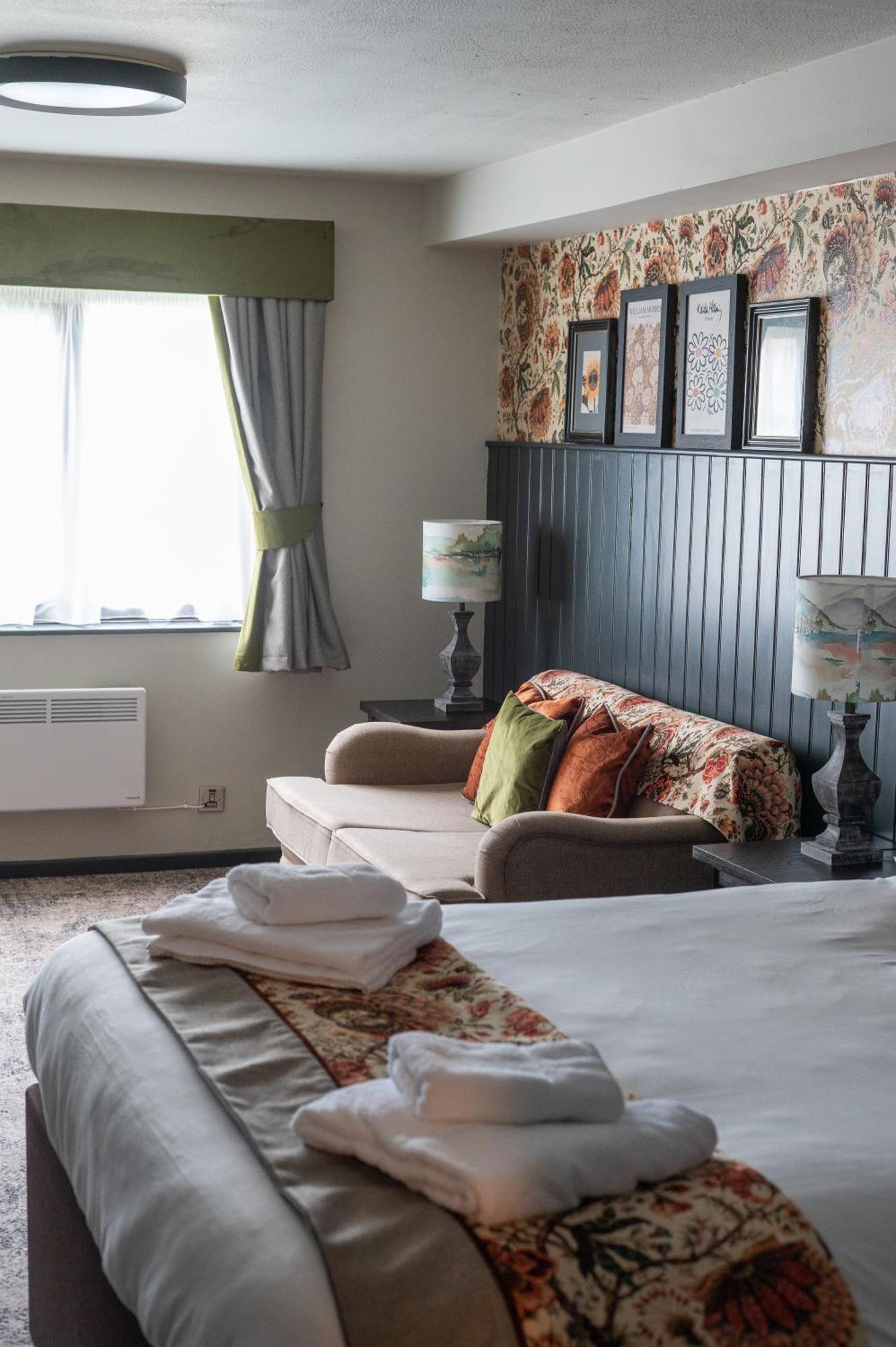 Cat & Lion Country Pub And Hotel Warrington Extérieur photo