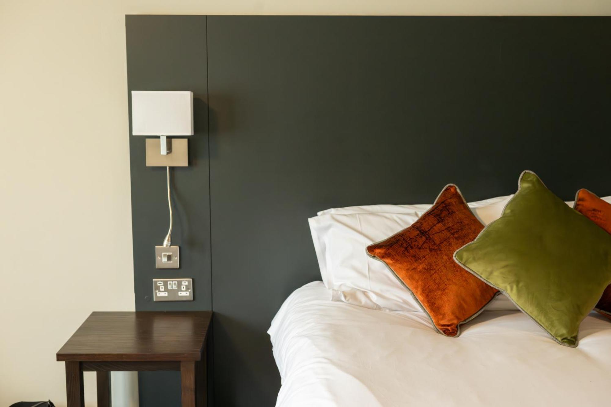 Cat & Lion Country Pub And Hotel Warrington Extérieur photo