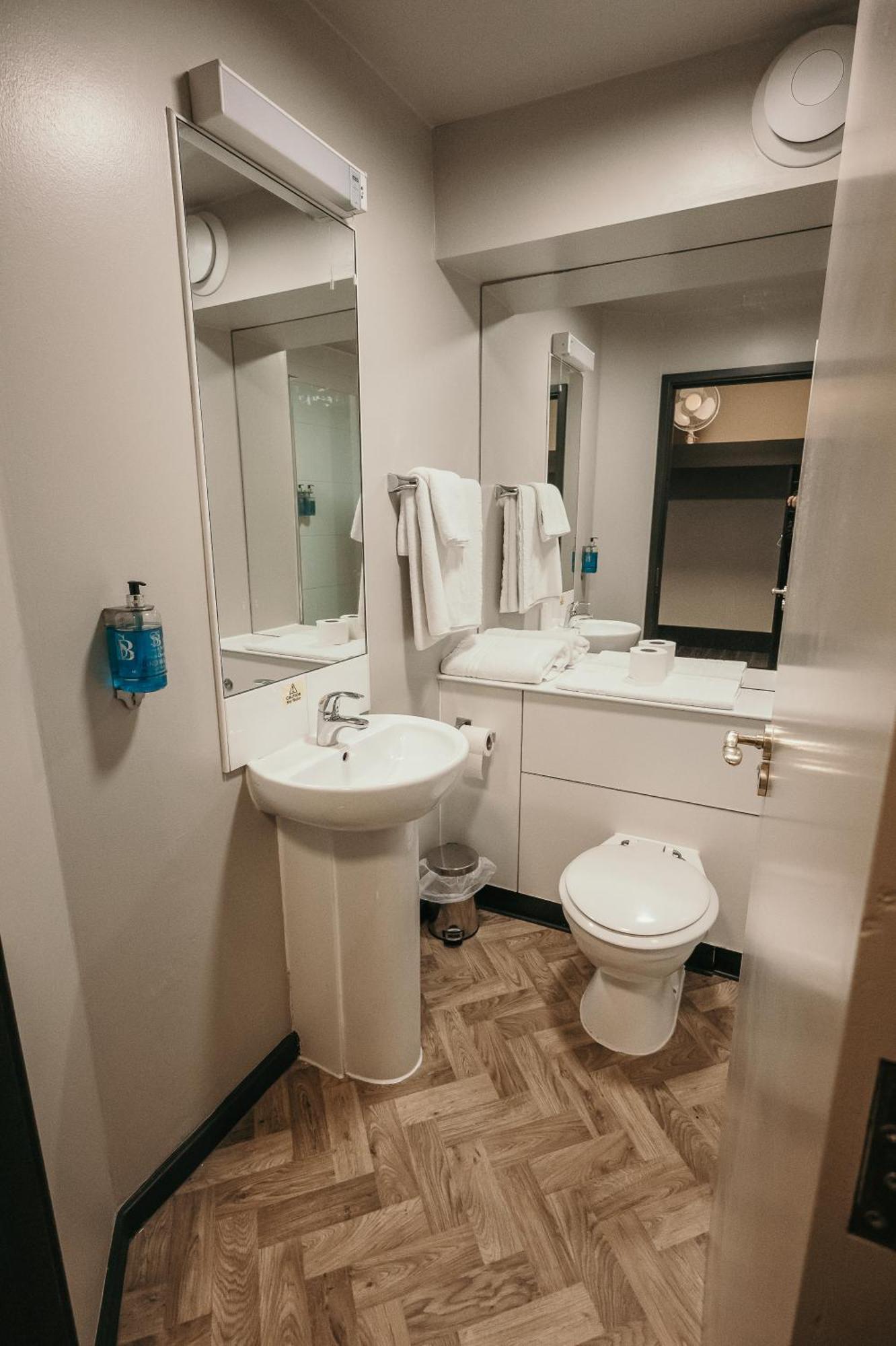 Cat & Lion Country Pub And Hotel Warrington Extérieur photo