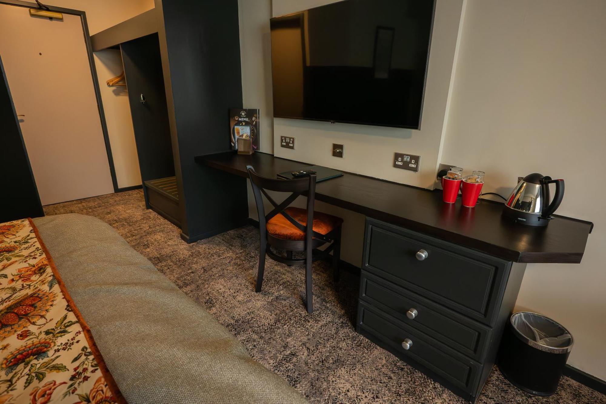 Cat & Lion Country Pub And Hotel Warrington Extérieur photo