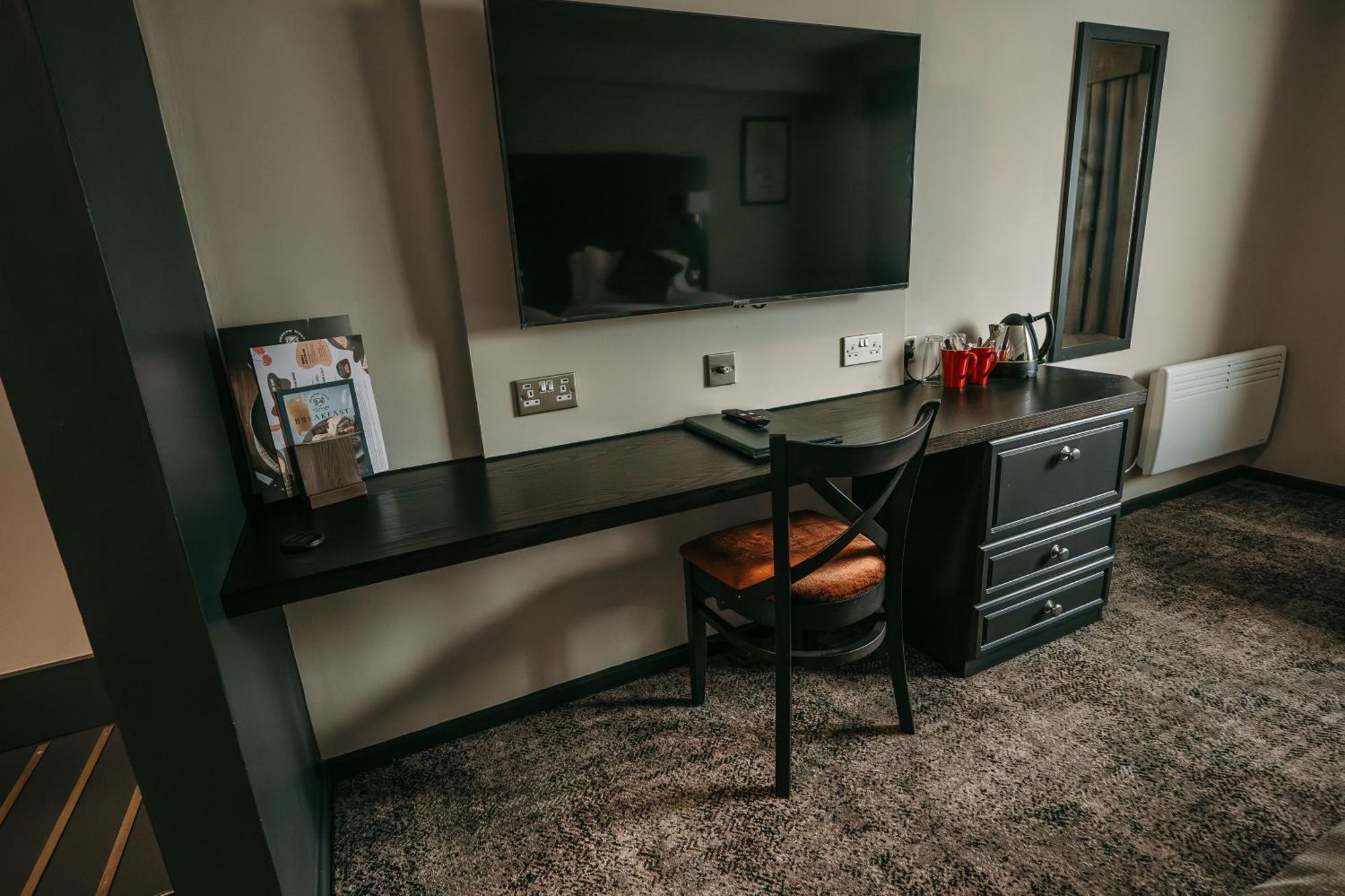 Cat & Lion Country Pub And Hotel Warrington Extérieur photo