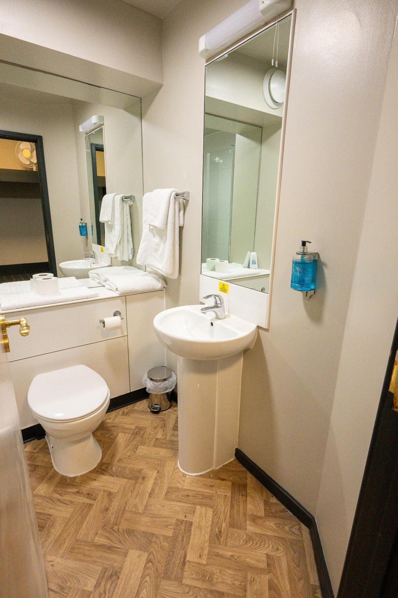 Cat & Lion Country Pub And Hotel Warrington Extérieur photo