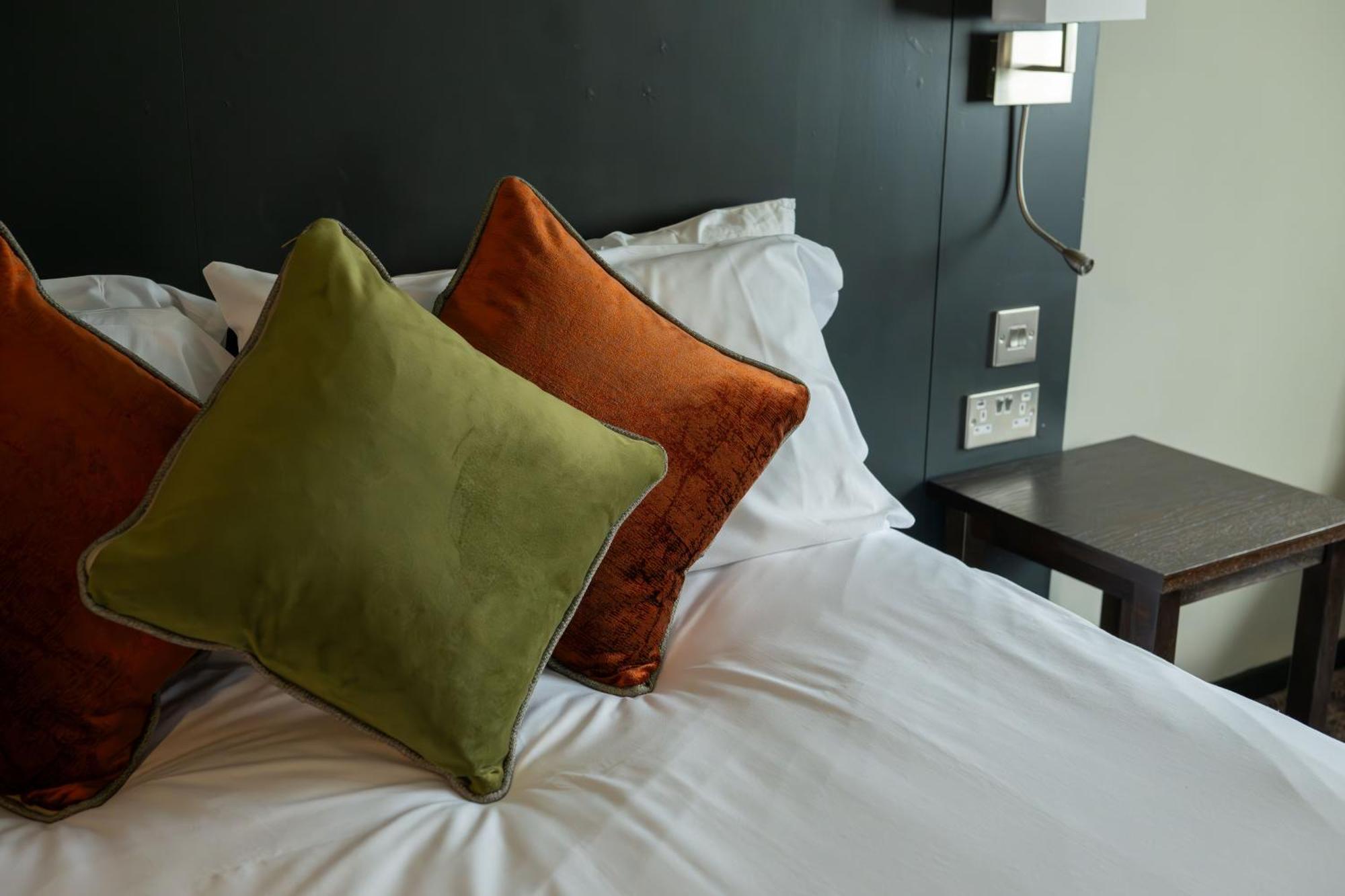 Cat & Lion Country Pub And Hotel Warrington Extérieur photo