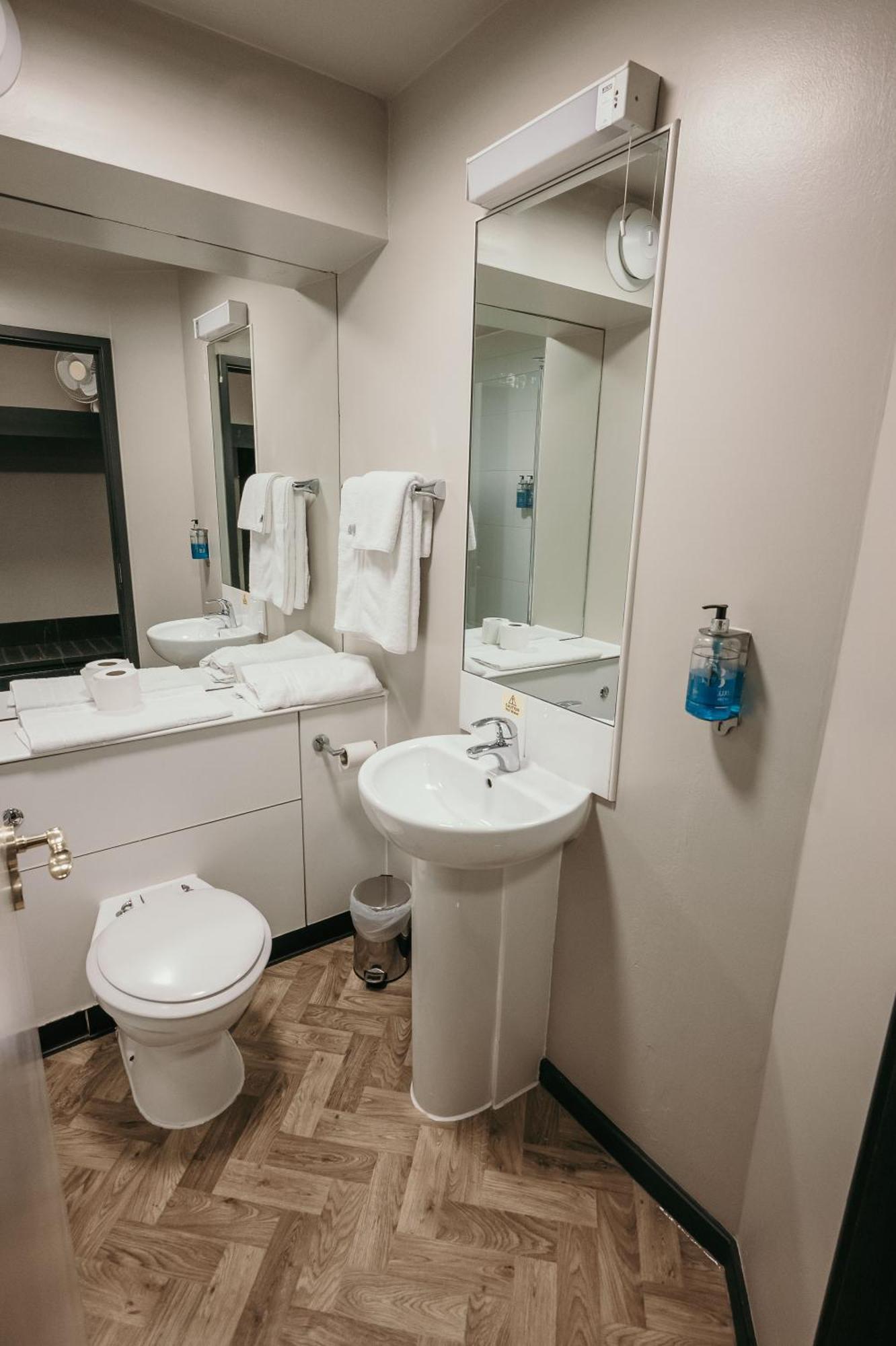 Cat & Lion Country Pub And Hotel Warrington Extérieur photo