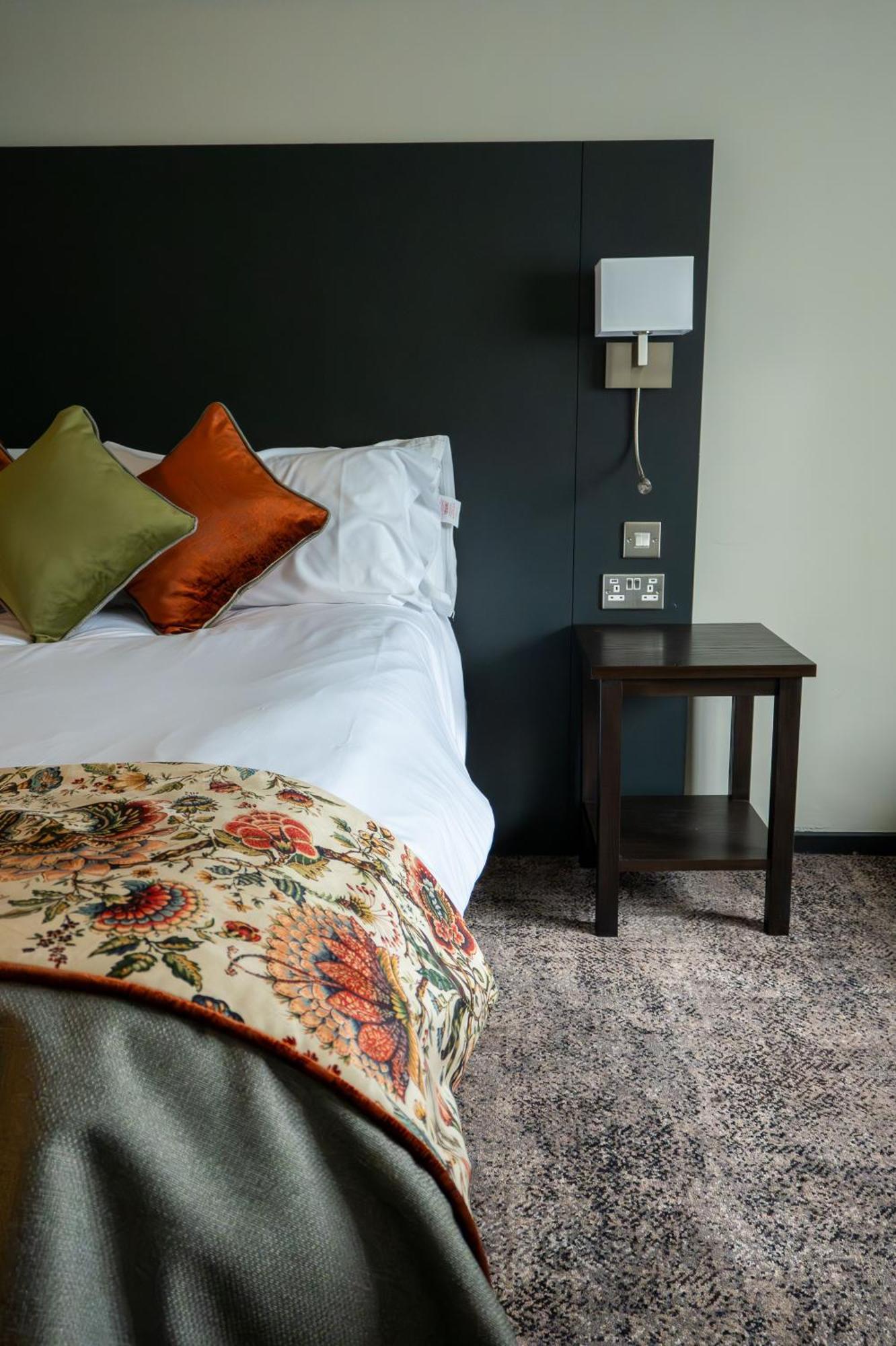 Cat & Lion Country Pub And Hotel Warrington Extérieur photo